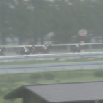 【競馬】大雨の影響で馬場状態が凄いことに…まるで田んぼのようだ